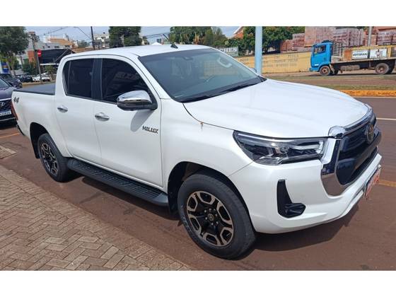TOYOTA HILUX 2.8 D-4D TURBO DIESEL CD SRX 4X4 AUTOMÁTICO TOYOTA HILUX 2.8 D-4D TURBO DIESEL CD SRX 4X4 AUTOMÁTICO